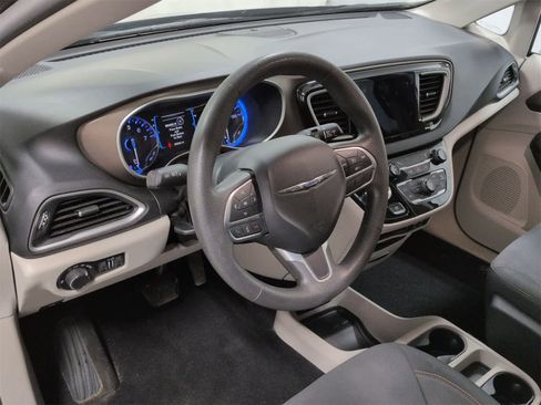 Certified 2017 Chrysler Pacifica Touring w/ Tire & Wheel Group image 10