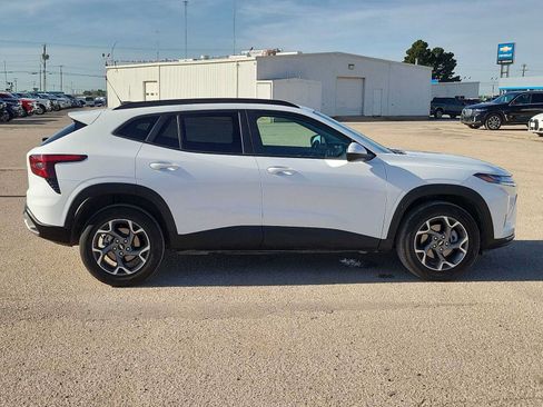 Used 2025 Chevrolet Trax LT FWD image 9