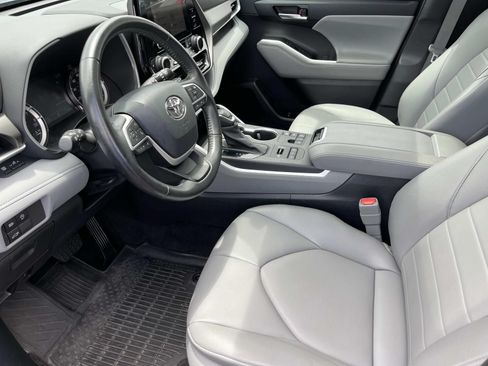 Used 2023 Toyota Highlander XLE AWD/4WD image 29