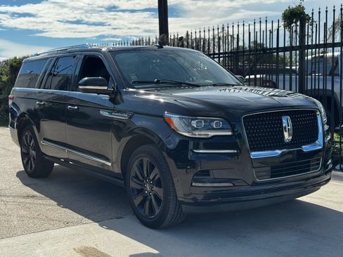 Used 2022 Lincoln Navigator L Reserve AWD/4WD image 3