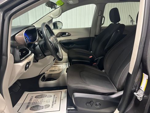 Used 2022 Chrysler Voyager LX image 5