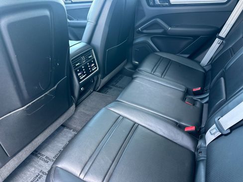 Certified 2023 Porsche Cayenne Platinum Edition image 13