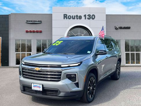 Used 2025 Chevrolet Traverse LT w/ Sun and Wheel Package AWD/4WD image 2