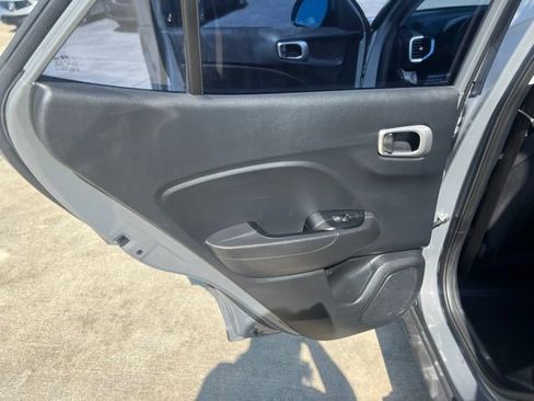 Used 2023 Hyundai Venue SEL FWD image 13