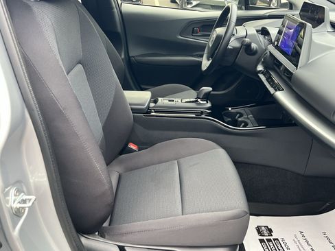 Used 2025 Toyota Prius LE AWD/4WD image 28