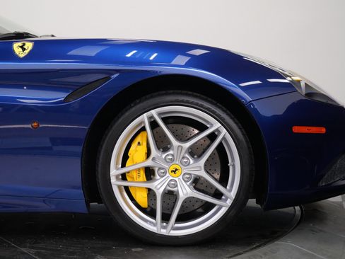 Used 2017 Ferrari California T RWD image 53