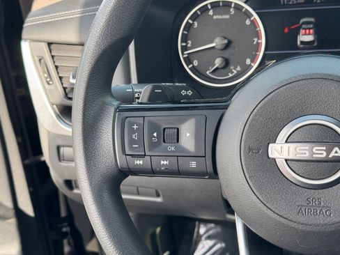 Used 2023 Nissan Rogue SV image 24