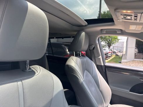 Used 2023 Toyota Highlander Limited AWD/4WD image 10