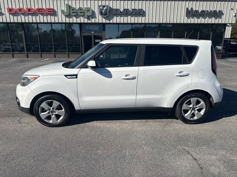 Used 2018 Kia Soul Base image 4