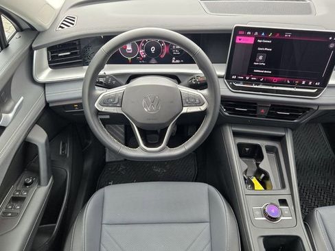 Certified 2025 Volkswagen Tiguan SE image 15