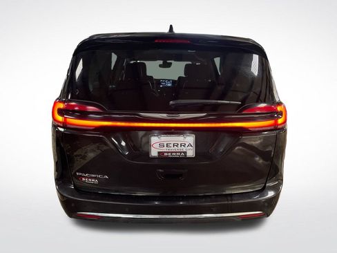 Used 2023 Chrysler Pacifica Touring-L FWD image 4