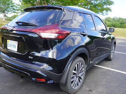 Used 2022 Nissan Kicks SV w/ Interior Electronics Package FWD image 8