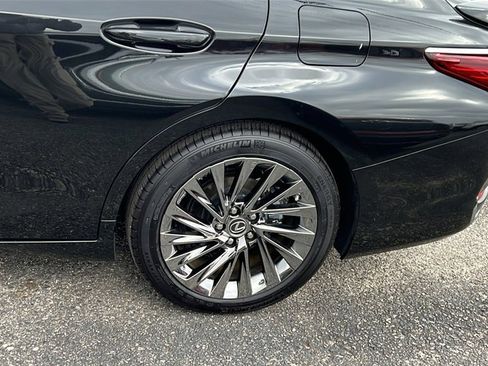 Used 2025 Lexus ES 300h w/ Luxury Package image 9