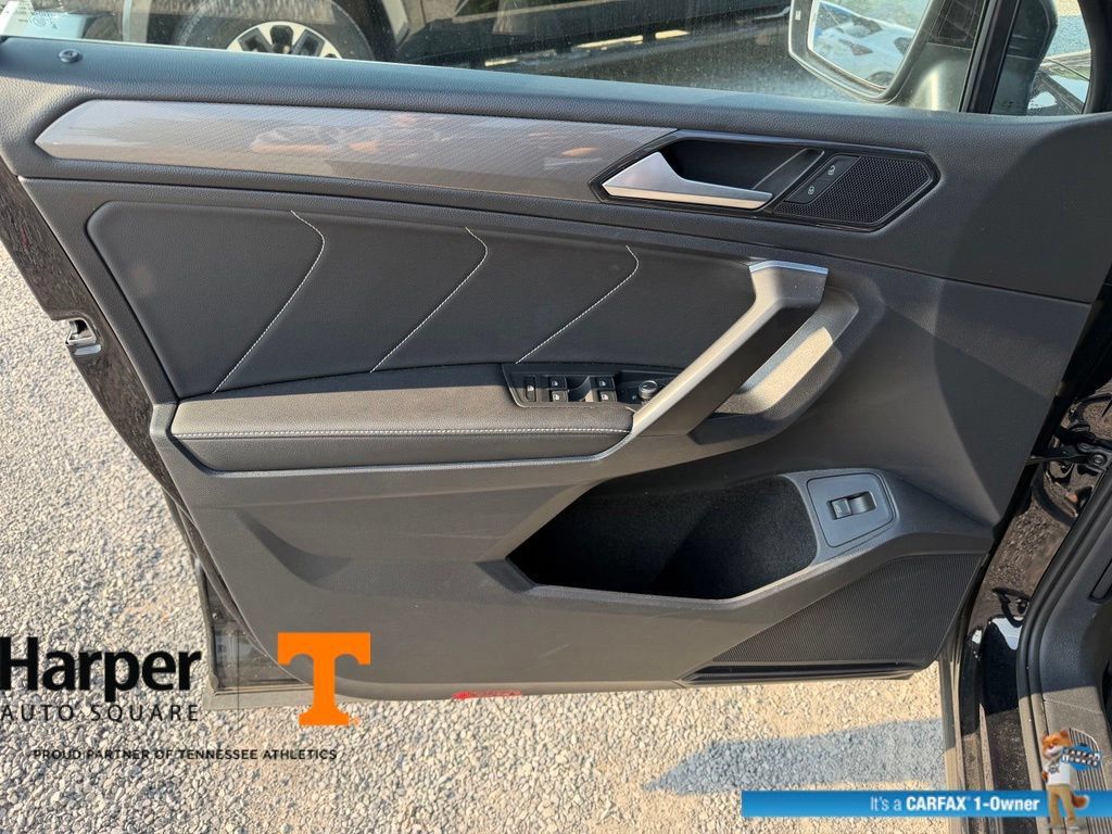 Used 2024 Volkswagen Tiguan SE w/ Panoramic Sunroof Package FWD image 19