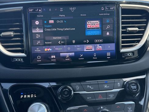 Used 2025 Chrysler Pacifica Select FWD image 18
