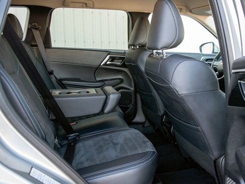 Used 2024 Mitsubishi Outlander SE image 34