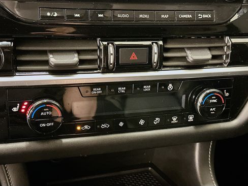 Used 2023 Nissan Pathfinder SL AWD/4WD image 24