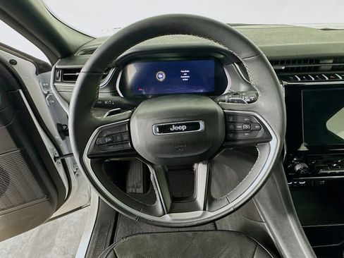 Used 2025 Jeep Grand Cherokee Altitude image 15