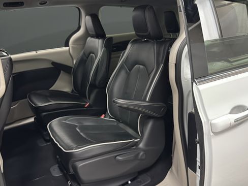 Used 2023 Chrysler Pacifica Limited w/ Uconnect Theater Family Group FWD image 24