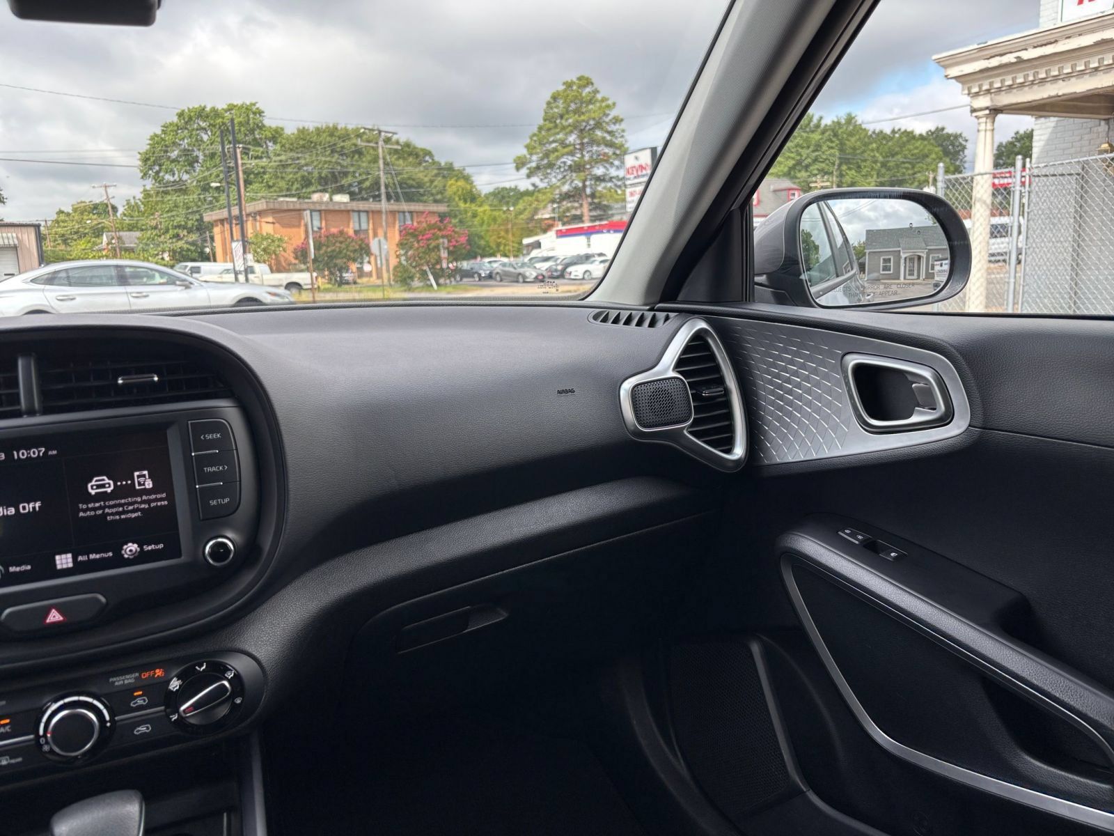 Used 2025 Kia Soul LX w/ LX Technology Package FWD image 32