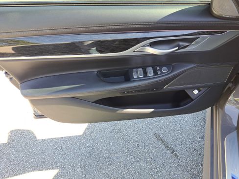 Used 2022 BMW 750i xDrive w/ Executive Package image 13