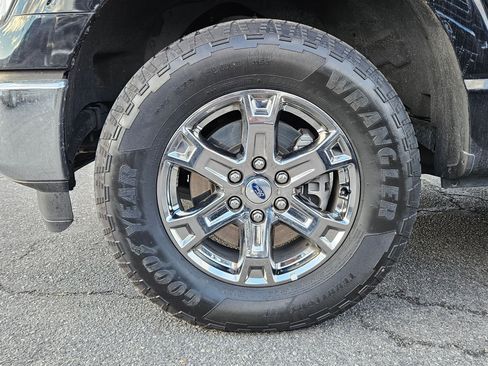 Used 2023 Ford F150 Lariat w/ Trailer Tow Package image 14