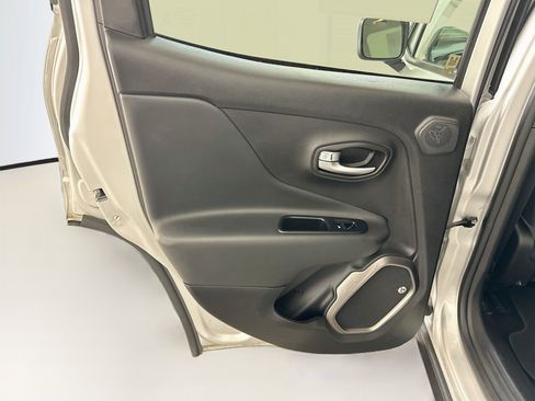 Used 2018 Jeep Renegade Limited AWD/4WD image 27