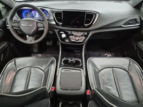 Used 2025 Chrysler Pacifica Limited FWD image 11