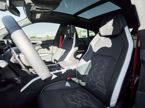 Used 2025 Lamborghini Urus SE image 44