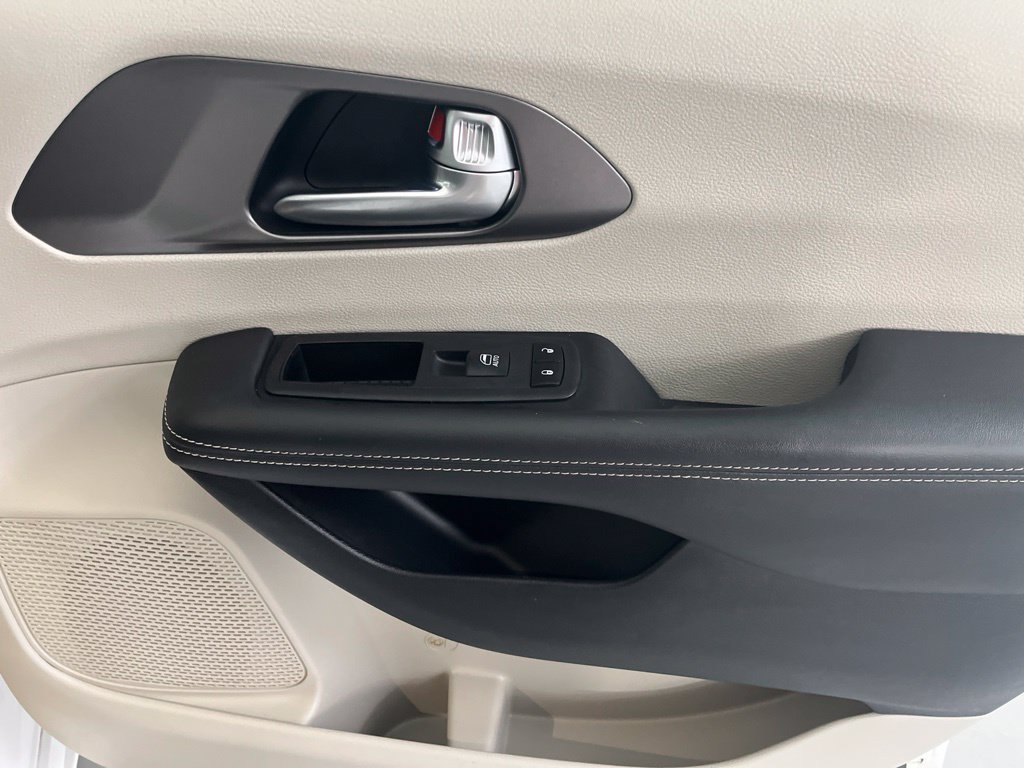 Used 2024 Chrysler Pacifica Touring-L FWD image 52