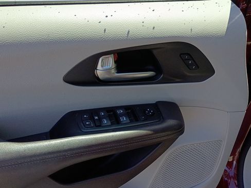 Used 2020 Chrysler Pacifica Touring-L w/ Tire & Wheel Group FWD image 18