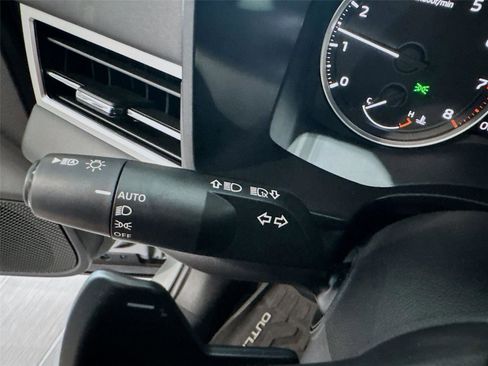 Used 2025 Mitsubishi Outlander ES FWD image 2