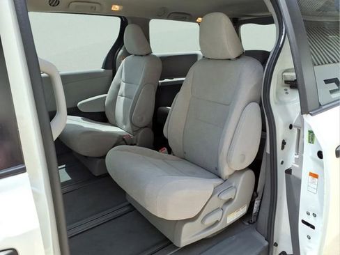Used 2020 Toyota Sienna L FWD image 22