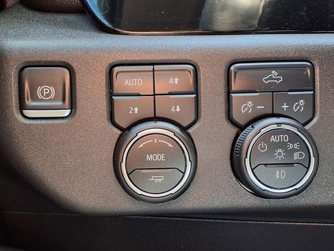 Used 2025 Chevrolet Silverado 1500 LT Trail Boss w/ Convenience Package II AWD/4WD image 23