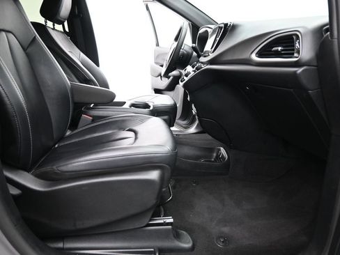 Used 2025 Chrysler Pacifica Select FWD image 17
