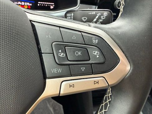 Used 2025 Volkswagen Taos SE FWD image 20