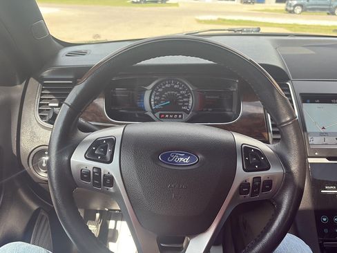 Used 2018 Ford Taurus Limited AWD/4WD image 14