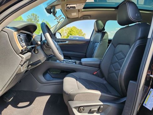 Used 2024 Volkswagen Atlas SE image 9