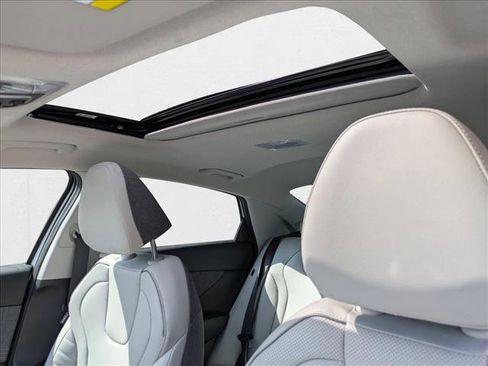 New 2025 Hyundai Elantra Limited image 17