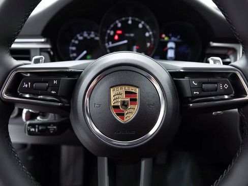 Certified 2025 Porsche Macan image 14