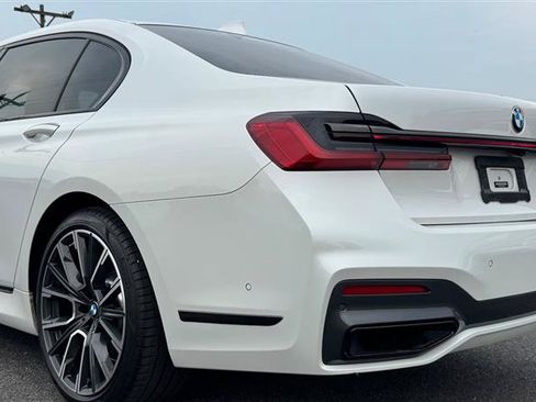 Used 2022 BMW 740i w/ M Sport Package RWD image 18