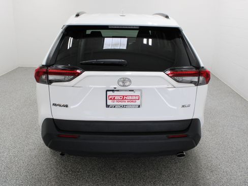 Used 2020 Toyota RAV4 XLE w/ Convenience Package FWD image 8