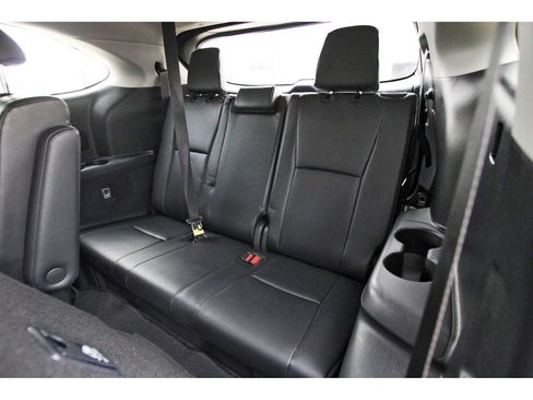 Used 2024 Toyota Highlander XLE FWD image 13