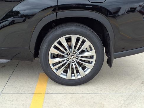 New 2026 Toyota Highlander Platinum AWD/4WD image 9