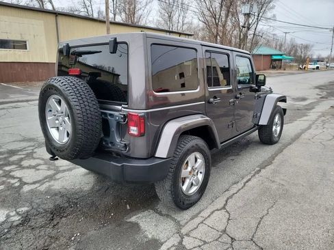 Used 2017 Jeep Wrangler Unlimited Rubicon w/ Connectivity Group AWD/4WD image 5