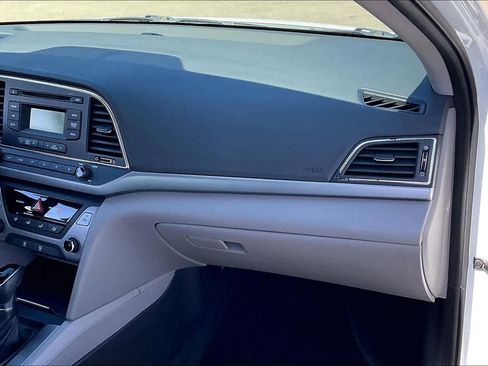 Used 2017 Hyundai Elantra SE image 18