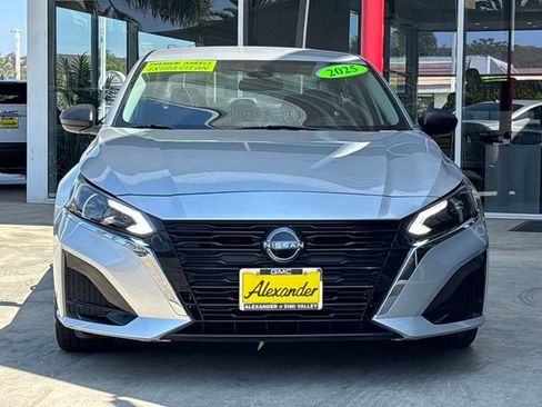 Used 2025 Nissan Altima 2.5 SV FWD image 9