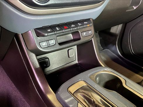 Used 2021 Chevrolet Colorado Z71 AWD/4WD image 17