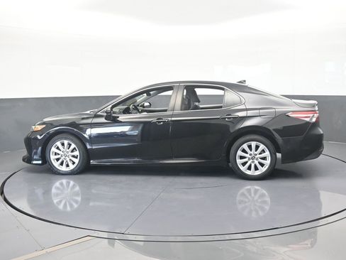 Used 2019 Toyota Camry LE image 3