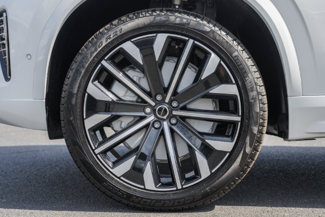 New 2026 Volvo XC90 T8 Plus w/ Protection Package Premier AWD/4WD image 17